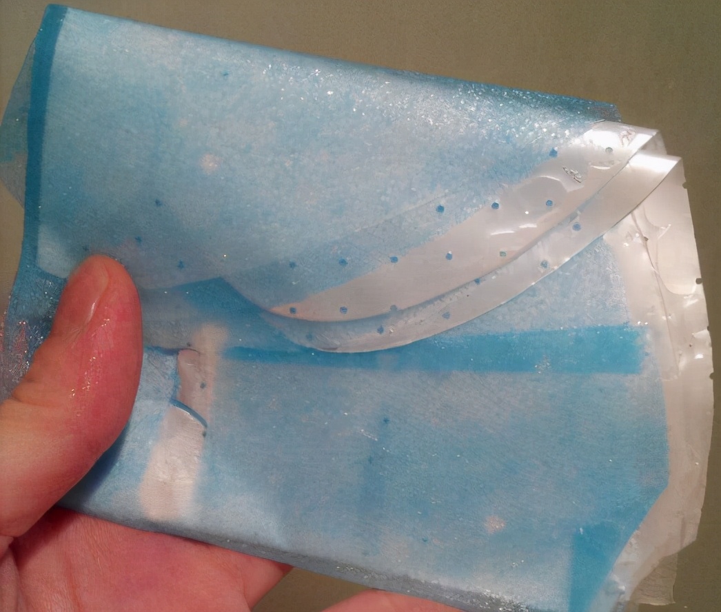 面膜塑料纸需要敷在脸上还是撕掉,面膜上的塑料纸要不要拿掉