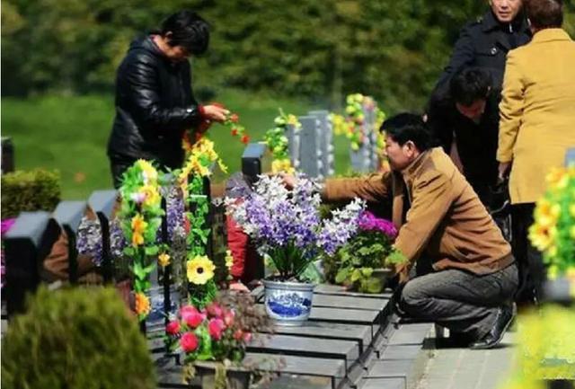俗语一年不能做两事,一个月上两次坟有什么忌讳