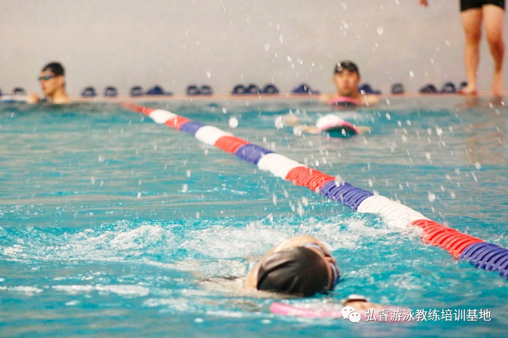 怕耳朵进水怎么学习游泳,怎么克服游泳时耳朵进水的恐惧