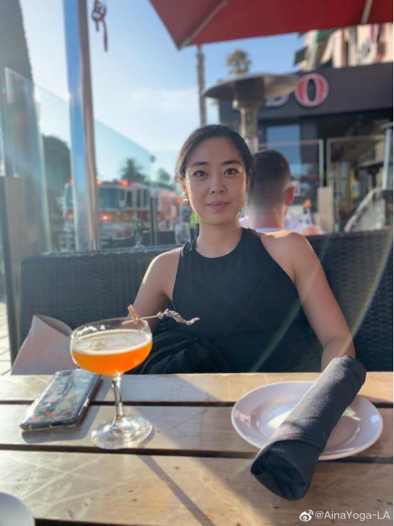 美国气质瑜伽老师Aina，生完孩子身材线条流畅，产后妈妈减肥榜样