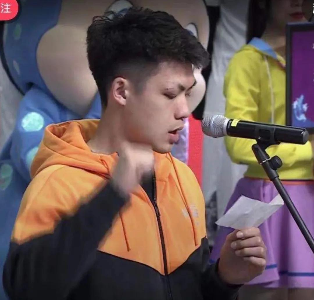 眼角干到爆皮,眼角被砸越来越紫