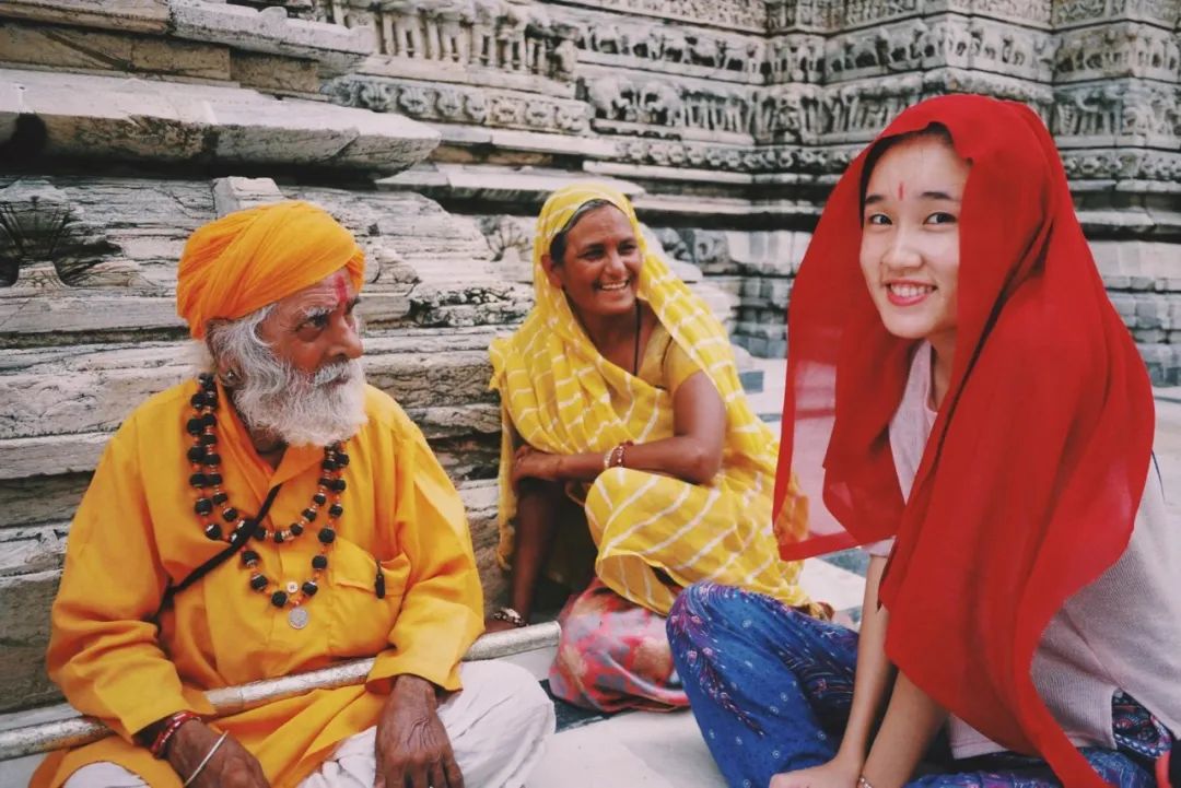 她花4年旅行全球，然后在古城街头摆摊卖故事