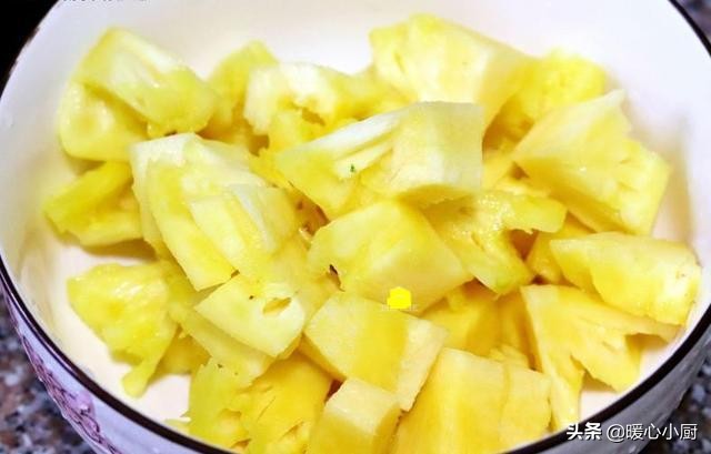 菠萝在盐水里面要泡几分钟才好吃,菠萝用盐水泡几分钟才能好吃