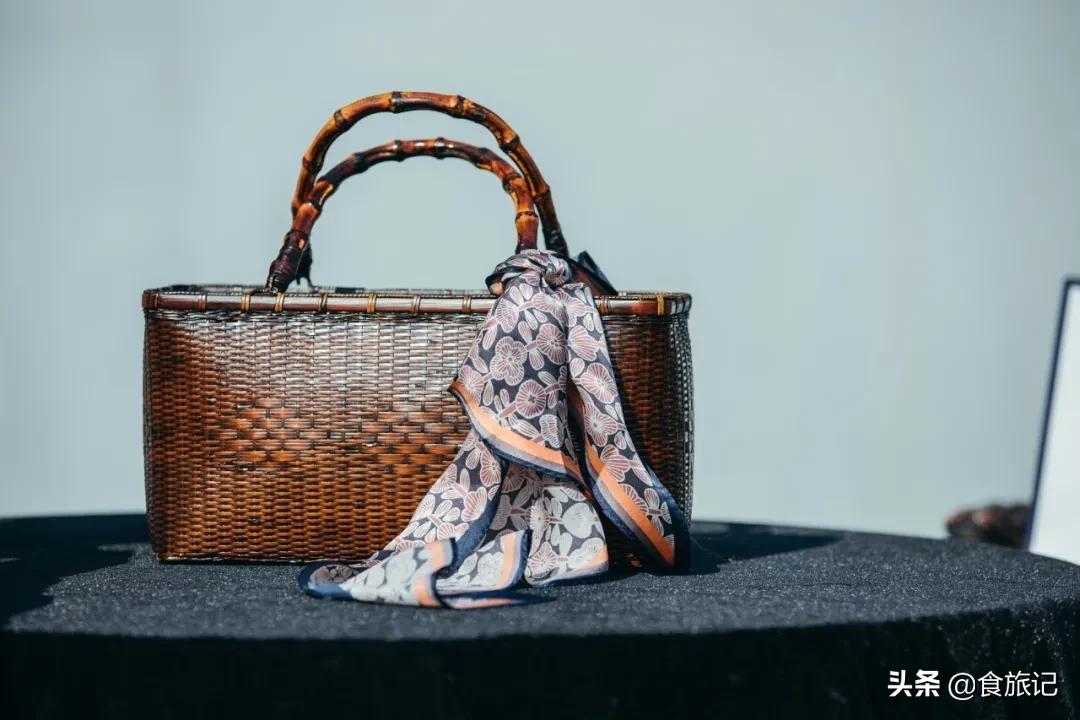 丝巾的气质系法,一条小小的丝巾可以点缀你的气质