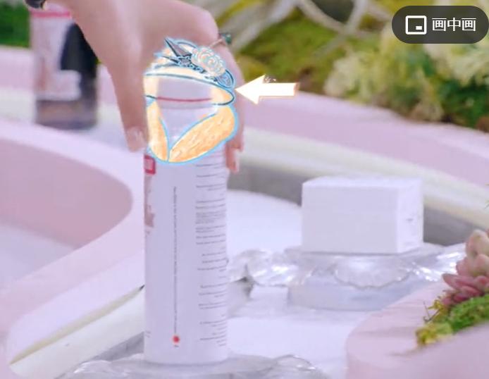 她给粉丝推荐几十块钱的平价产品，浴室里用的却是万元面霜？