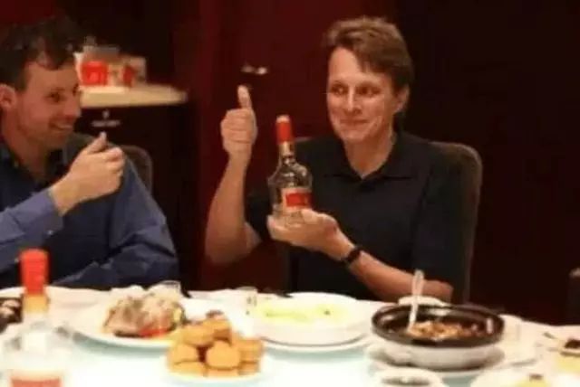 老外不相信茅台的威力,老外喝中国白酒烧刀子