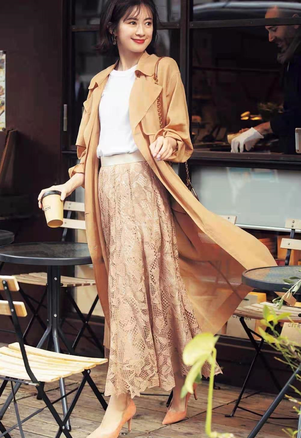 今春又火了一种气质穿搭,叫风衣+裙子,经典时髦还时尚