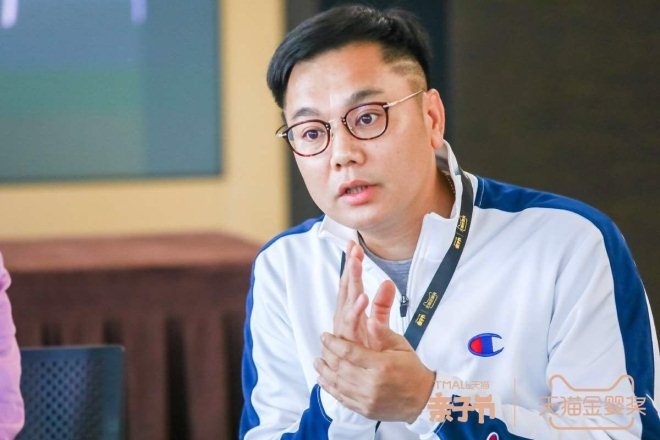 大象奔向水边,大象向着人类跑去