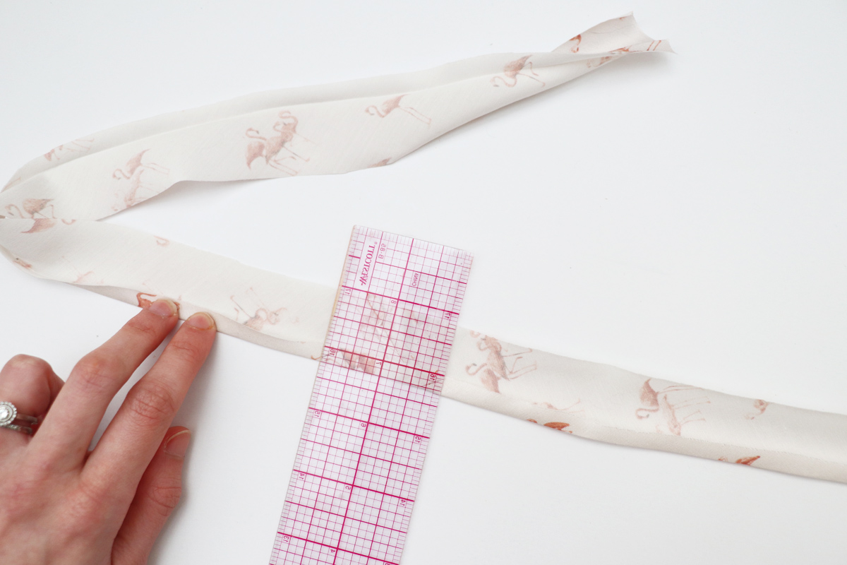 领口和领子的缝合方法,v领领口中间有三针平针缝合方法