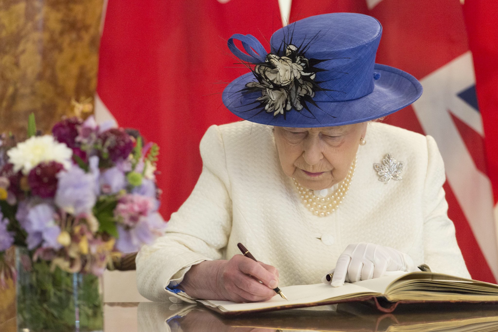 王室女性成员签名照：女王贵气，莱后最霸气，最优雅当属戴妃