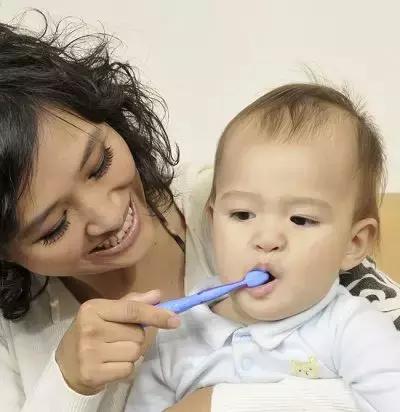 幼儿正确刷牙方法,教你如何给孩子正确刷牙