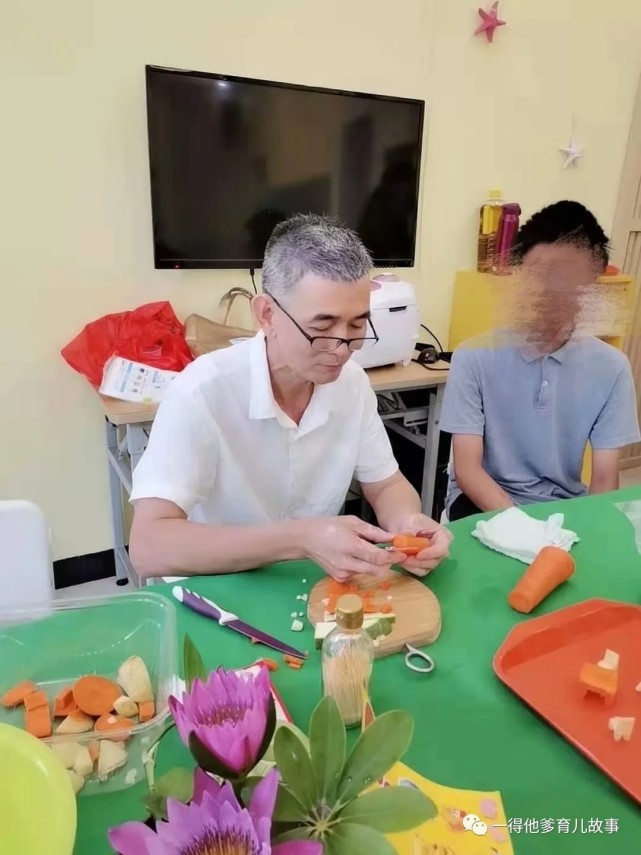 广州单亲爸爸花高价培养儿子，拒绝再婚，19岁儿子留学后却自杀了