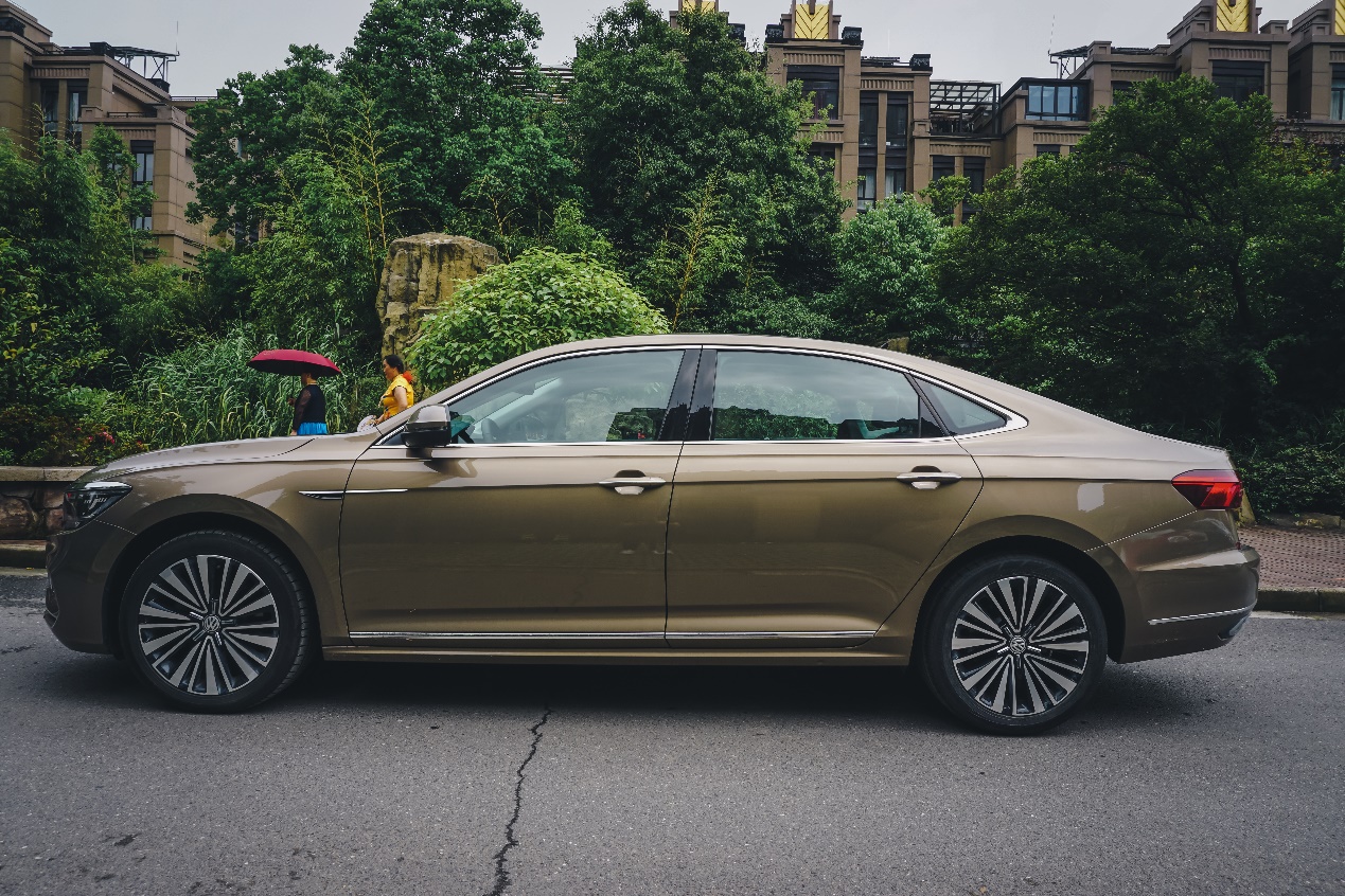 帕萨特车主10万用车真实感受,花20万买雪铁龙c6的车主