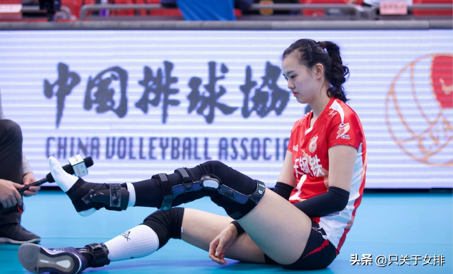 女排颜妮拦网拦到对手怀疑人生,女排护踝