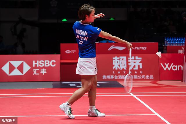 羽毛球最先在哪边发球,羽毛球发球区1-6号区的位置