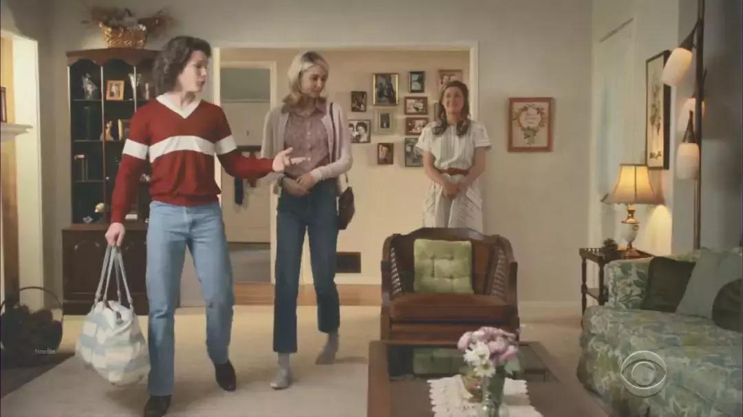 客厅里挂结婚照好不好,结婚照挂在客厅的沙发上面好吗