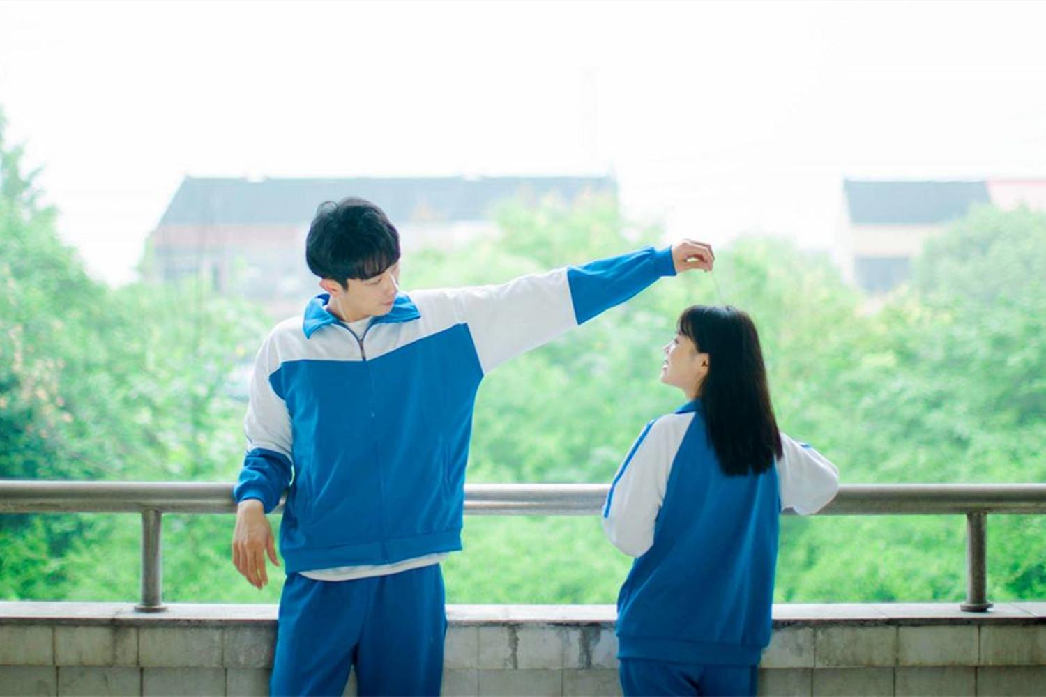 12岁女儿脖子出现“草莓吻痕”，爸爸不停逼问，孩子的话让人反思