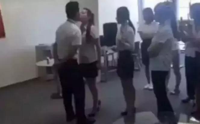 半裸、*舞艳**、排队与老板接吻……为了躲掉公司年会，我辞职了