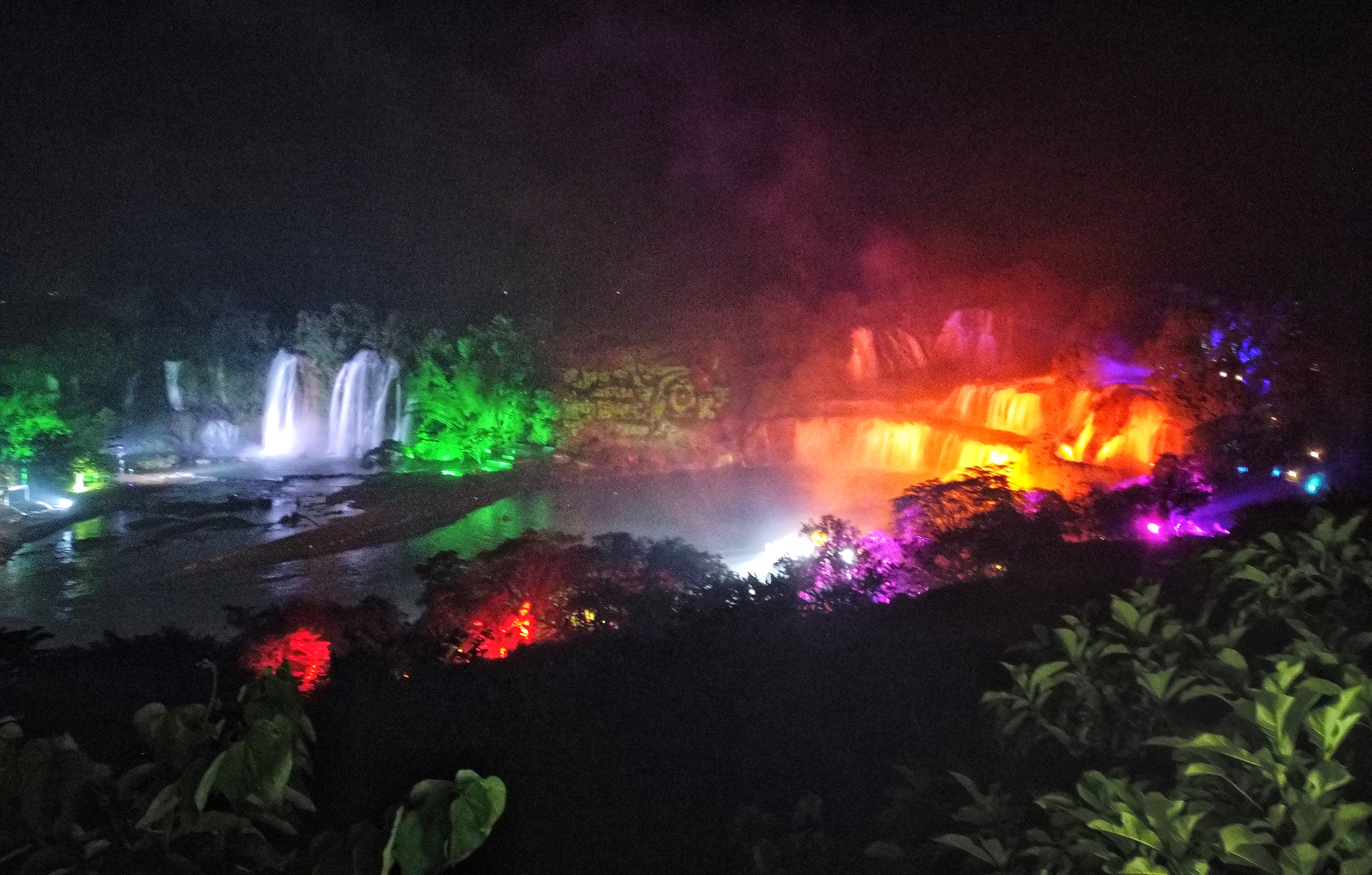 广西德天瀑布有灯光,今日广西德天瀑布