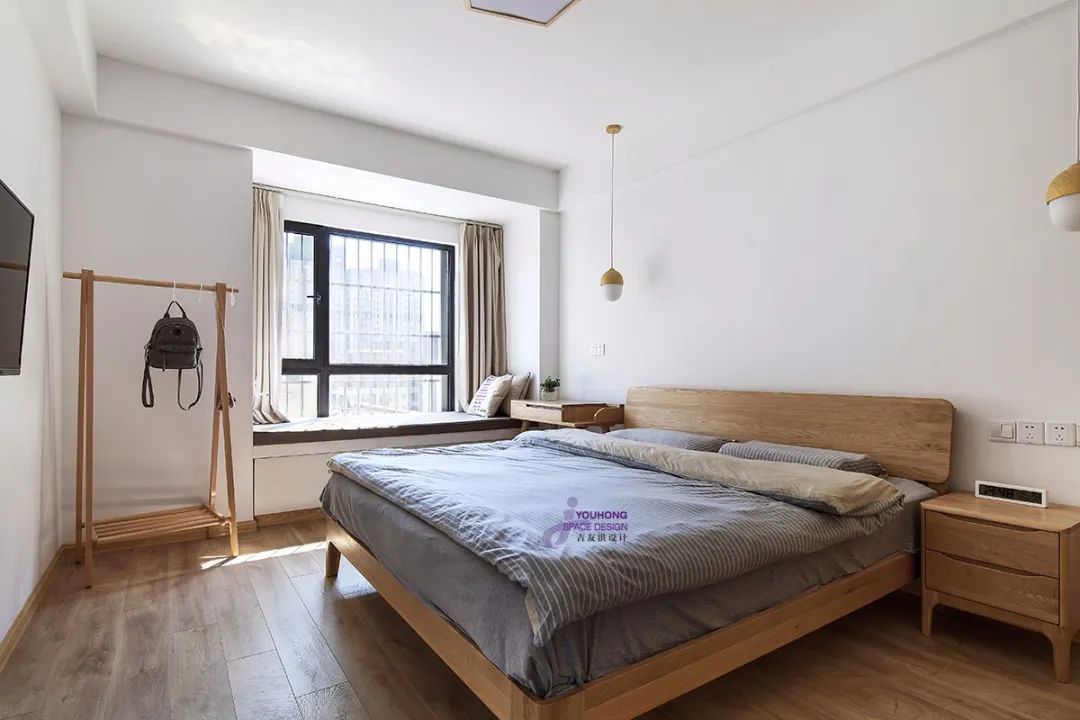 不顾后果砸掉飘窗,锤子砸下去瞬间,她们就后悔了