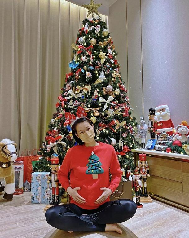 胡杏儿挺3胎孕肚走机场,胡杏儿为捞金挺7月孕肚走机场