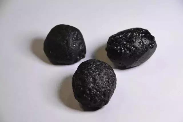 怎么判断一块石头是不是陨石,一块石头有黑斑处有磁性是陨石吗