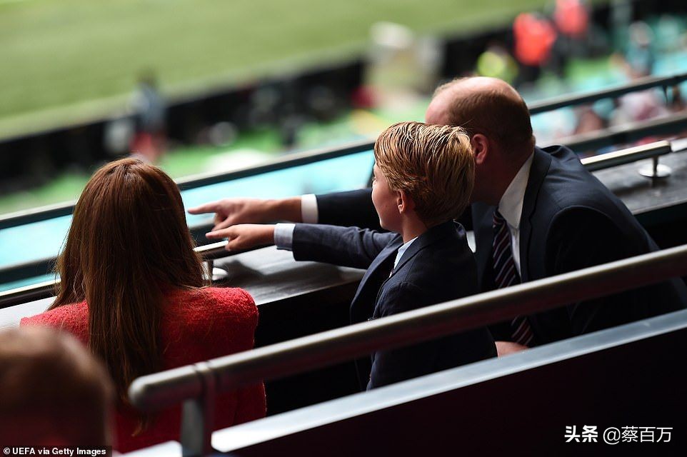 乔治王子看英格兰踢球,乔治王子穿西服看球赛