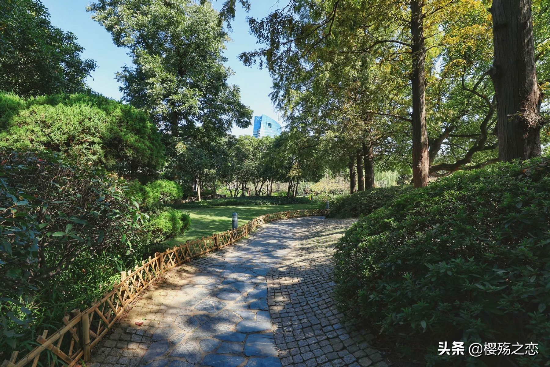 因湖得名的中国一省,因江河湖泊而得名的城市