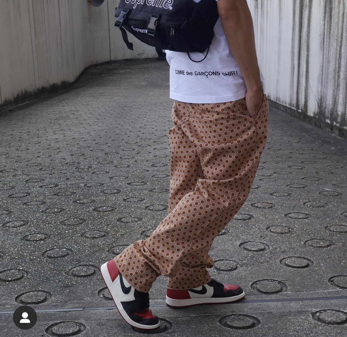 为什么aj1黑紫色是皮革的,为什么aj1有些鞋的底色是黄的