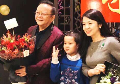 寮犻搧鏋椾笌8涓コ鏈嬪弸杩戠収,寮犻搧鏋楁渶婕備寒濂冲弸