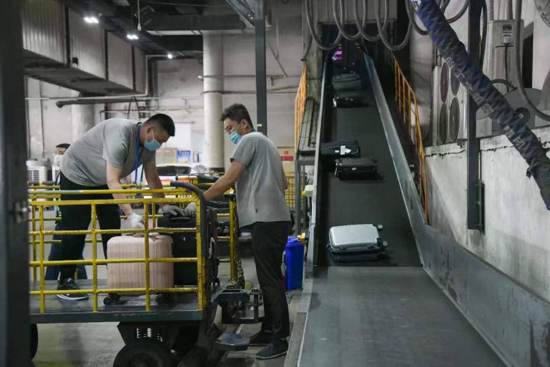 大连机场快速登机通道,加速客机起飞