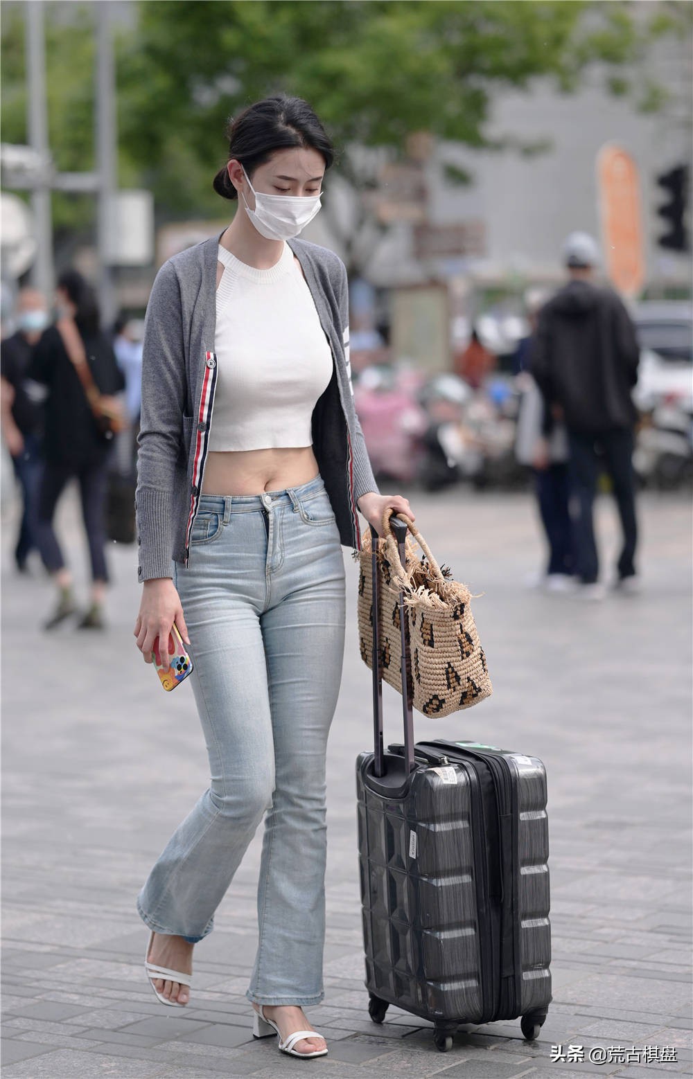 喇叭牛仔裤时尚又减龄,喇叭牛仔裤在冬季如何穿出时尚感