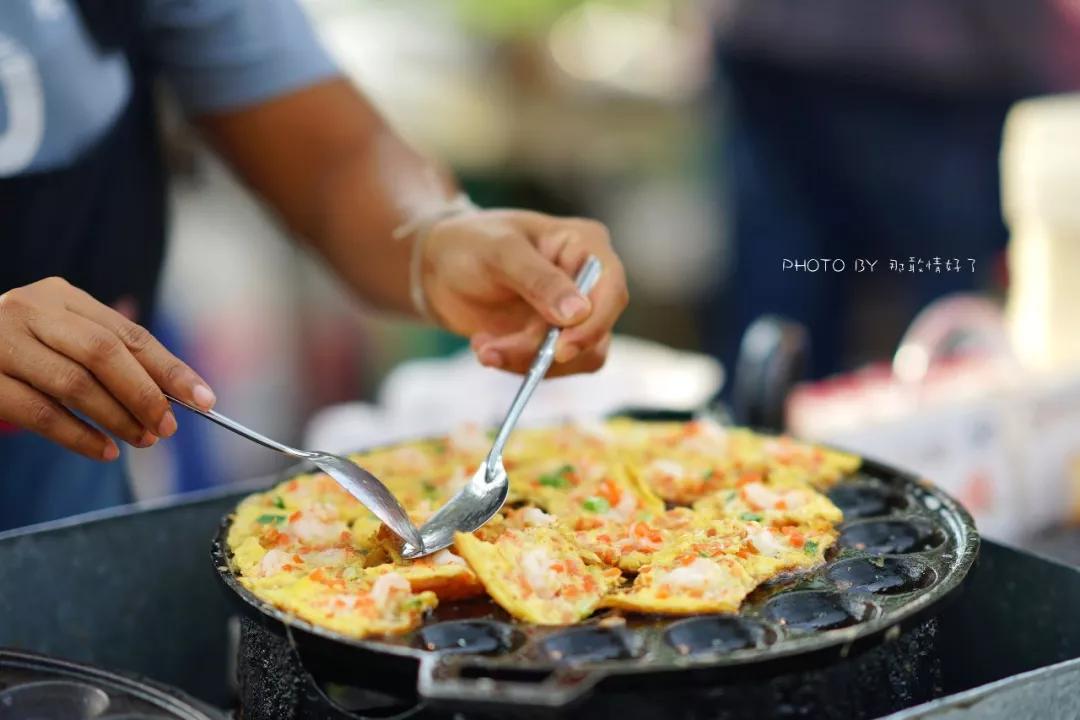 美国艺术家老夫妇定居苏梅岛十年，教游客画垃圾桶，唤醒环保意识