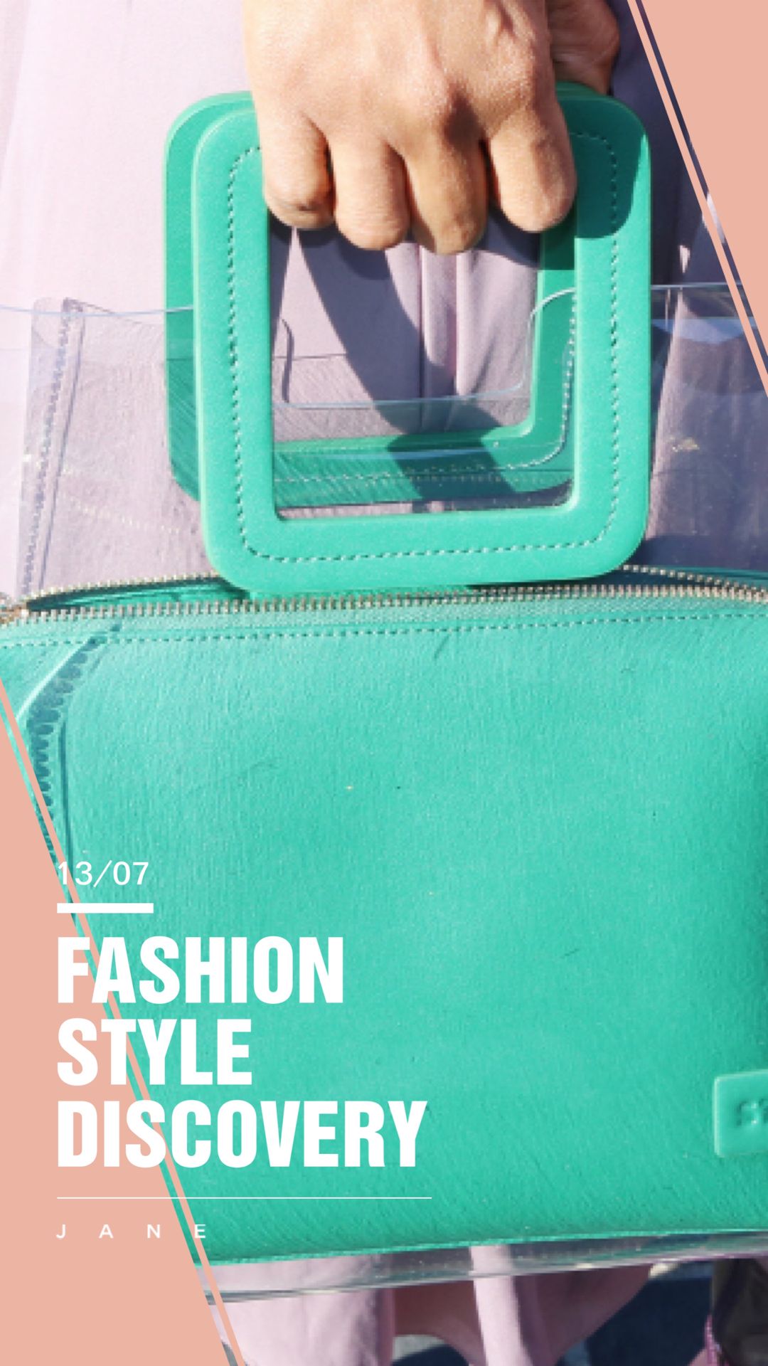 普通包包背腻了，试试“PVC”元素的包包吧，时髦吸睛很高级