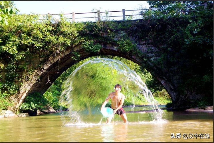 2020汉中水上表演,城固二里泼水