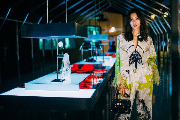 铆钉尖头鞋华伦天奴,华伦天奴高跟鞋铆钉穿搭