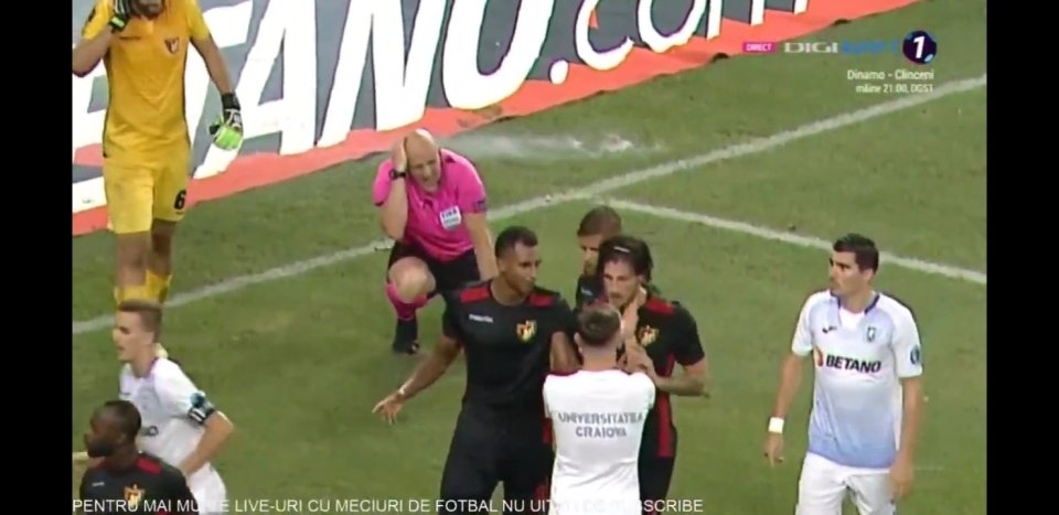 球迷*力暴**！裁判阿诺德·亨特在比赛中被照明弹射和打火机击中