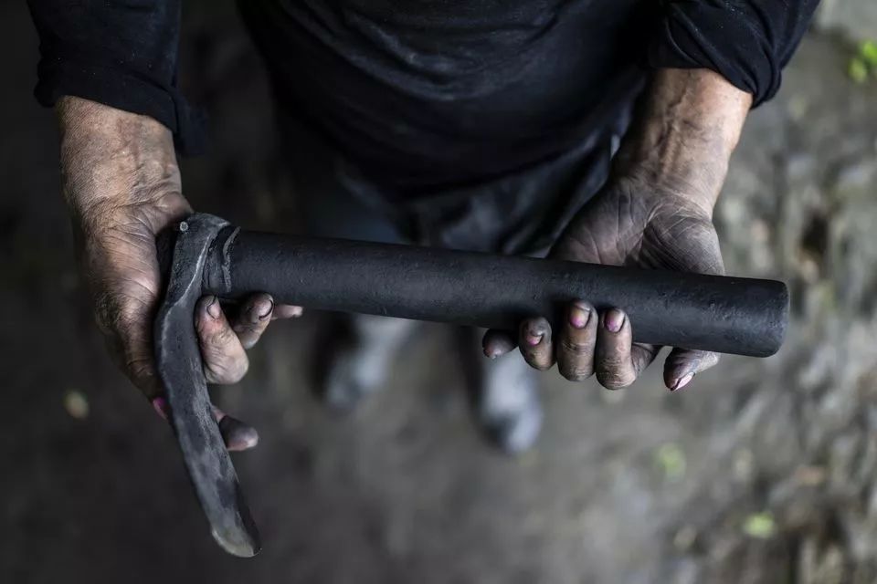 月薪2500,记录哥伦比亚祖母绿矿区女矿工的艰辛生活