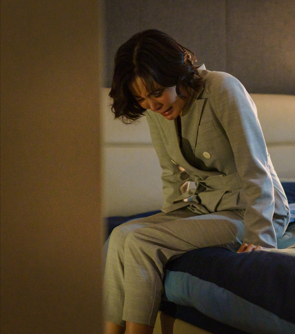 演员柯蓝穿吊带青花瓷裙,柯蓝黑色吊带裙图片