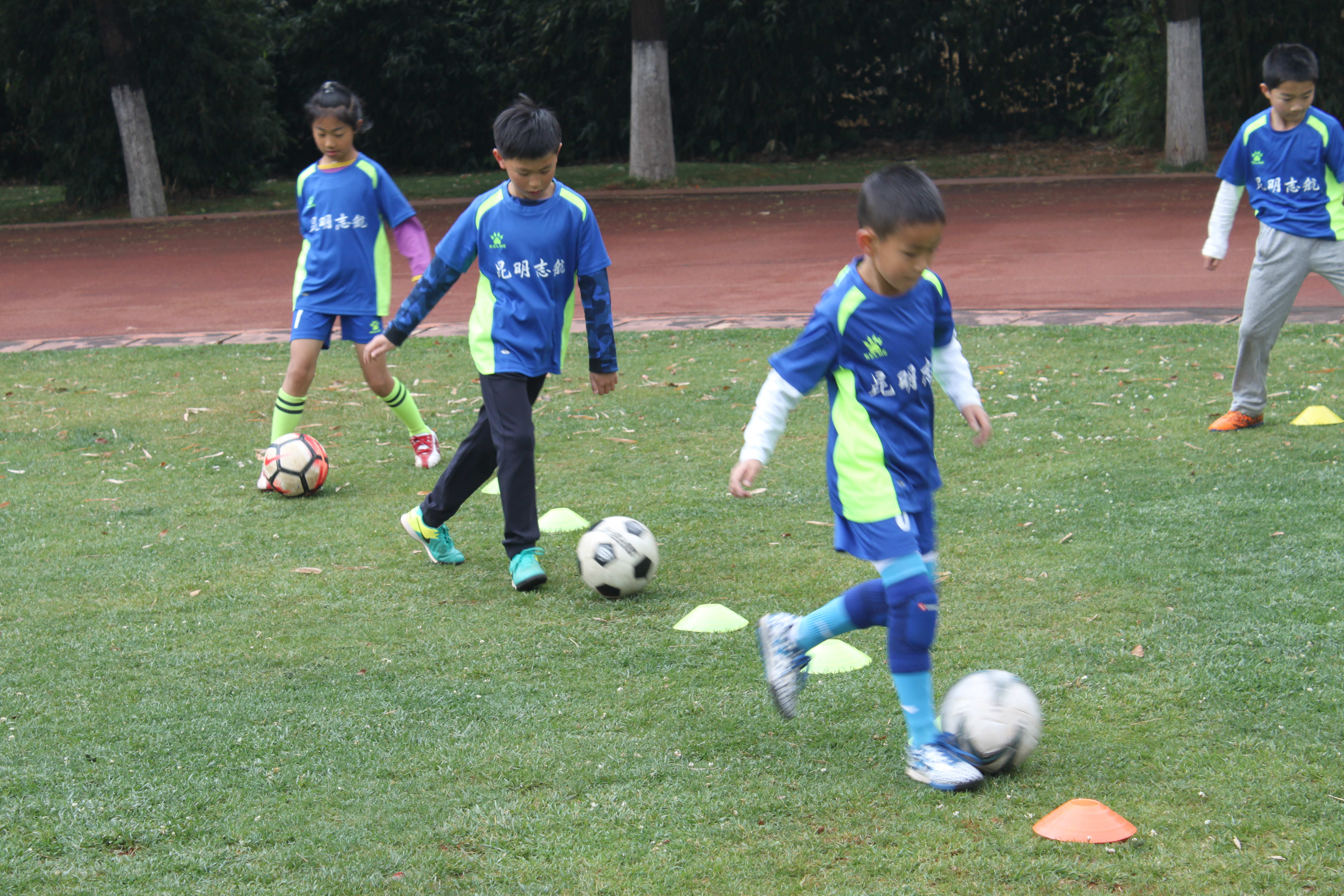 足球训练6-12岁官渡区,昆明少儿足球训练