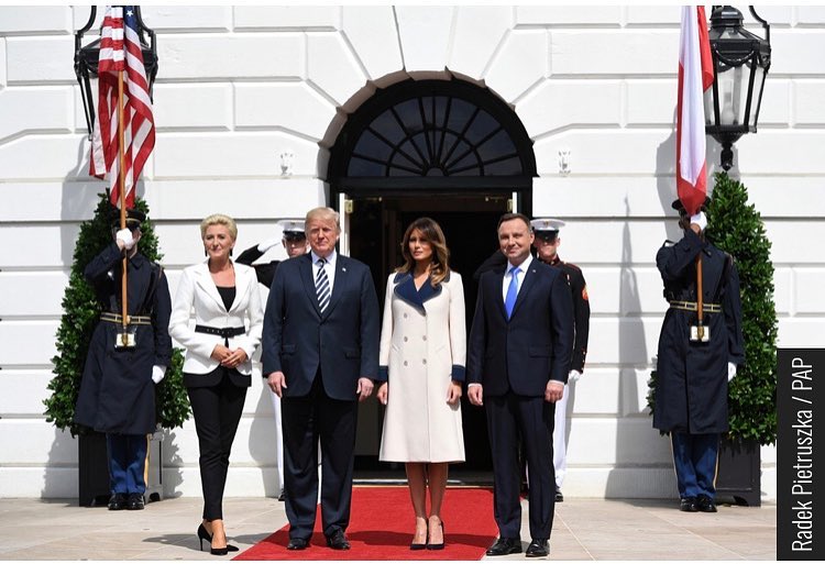 她打遍天下无敌手,红裙让丹麦王妃惨败,同框梅拉尼亚也是稳赢