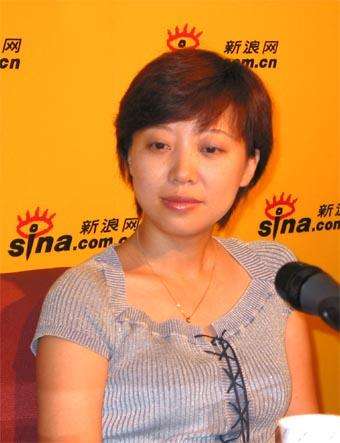 她曾是中国第一足球记者,与米卢关系密切,今再贴米卢合影少人看