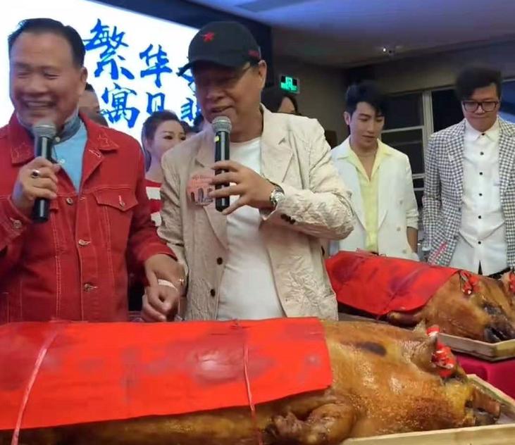 排场这么大、敢抢寿星名导的风头？拒绝与周星驰和解的他有何底气