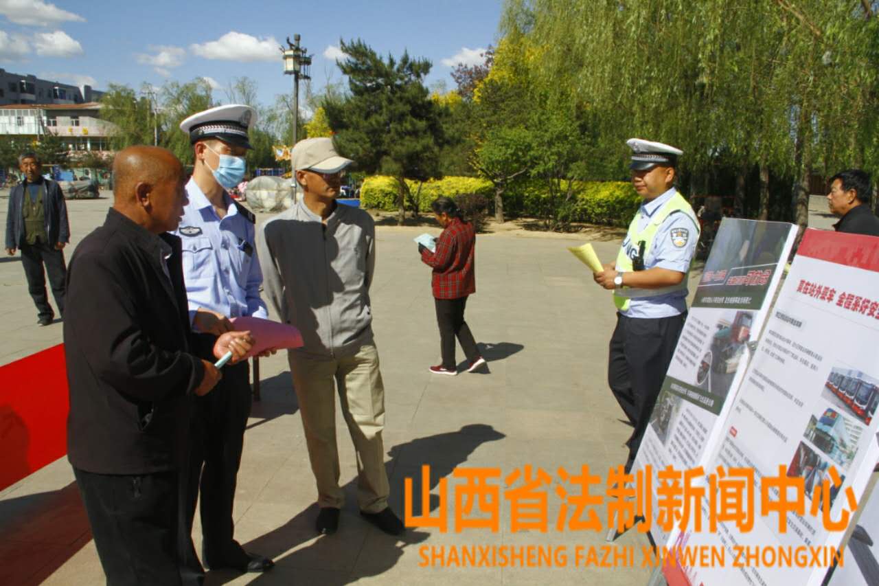 大同交警送头盔,警保联动开展买保险送头盔活动