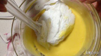 电饭煲蛋糕做法不用蛋糕粉打蛋器,用红丝绒蛋糕预拌粉做电饭煲蛋糕