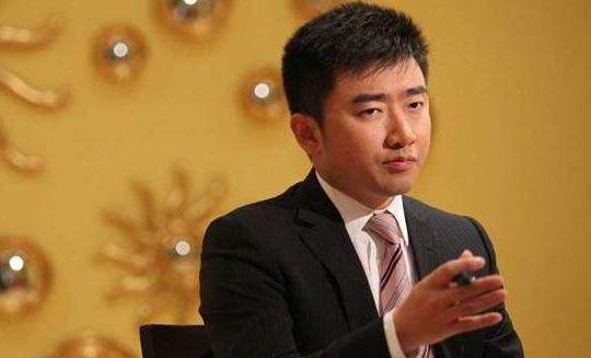 从央视名嘴到阶下囚，服刑六年仍被网友期待回归，芮成钢有何魅力