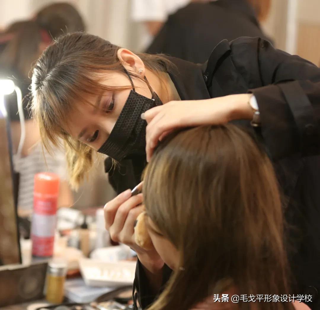 开化妆工作室之前一定要看，别拿血汗钱打水漂