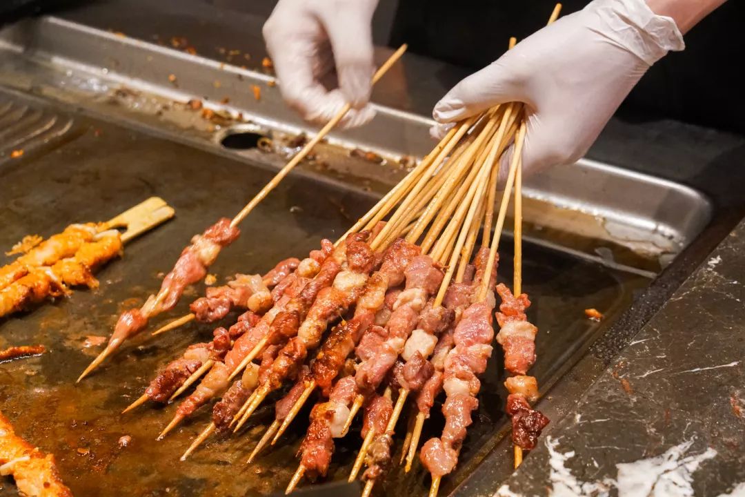 玄武湖畔这家星级自助吃到扶墙出！派送大闸蟹！海鲜小火锅畅刷