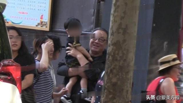 baby陪小海绵玩耍,baby陪小海绵买玩具