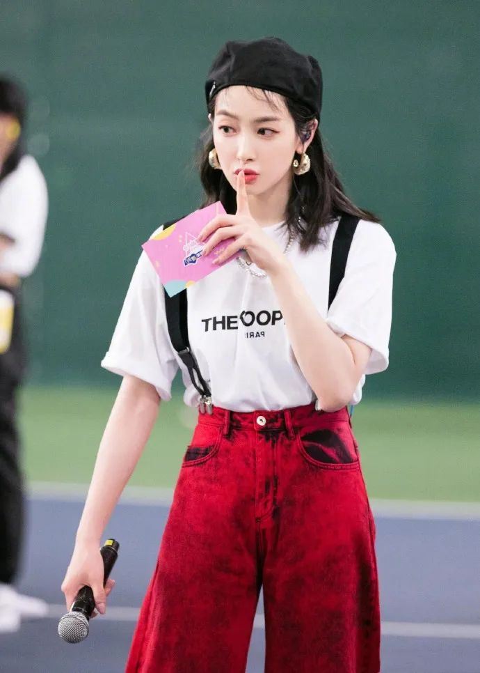 微胖女背带裤搭法,160120斤微胖女生穿搭粉色背带裤